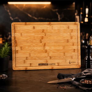 Bambus Schneidbrett mit Gravur GRILLCHEF MARTIN und umlaufender Saftrille im Outdoor-Grillbereich