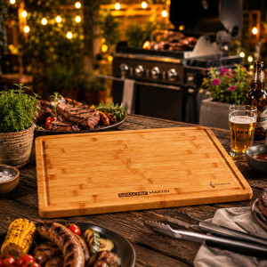 Premium BBQ Servierbrett aus Bambus mit individueller Gravur und Burgern auf dem Brett