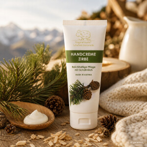 Florex Handcreme Zirbe mit Schafmilch neben Zirbenzweigen und weichem Handtuch als nat&uuml;rliche Handpflege im Alltag