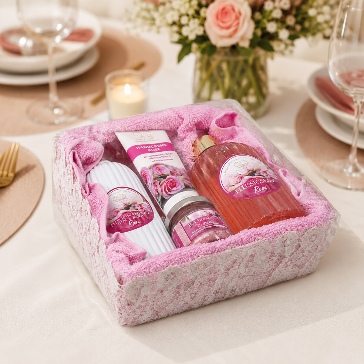 Fertig verpacktes Rosen-Geschenkset auf gedecktem Tisch mit romantischer Atmosph&auml;re &ndash; ideale Geschenkidee f&uuml;r Geburtstag, Muttertag oder Wellnessmomente zuhause