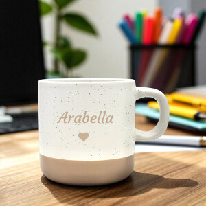 Steingut Tasse personalisiert mit Wunschnamen und Herz
