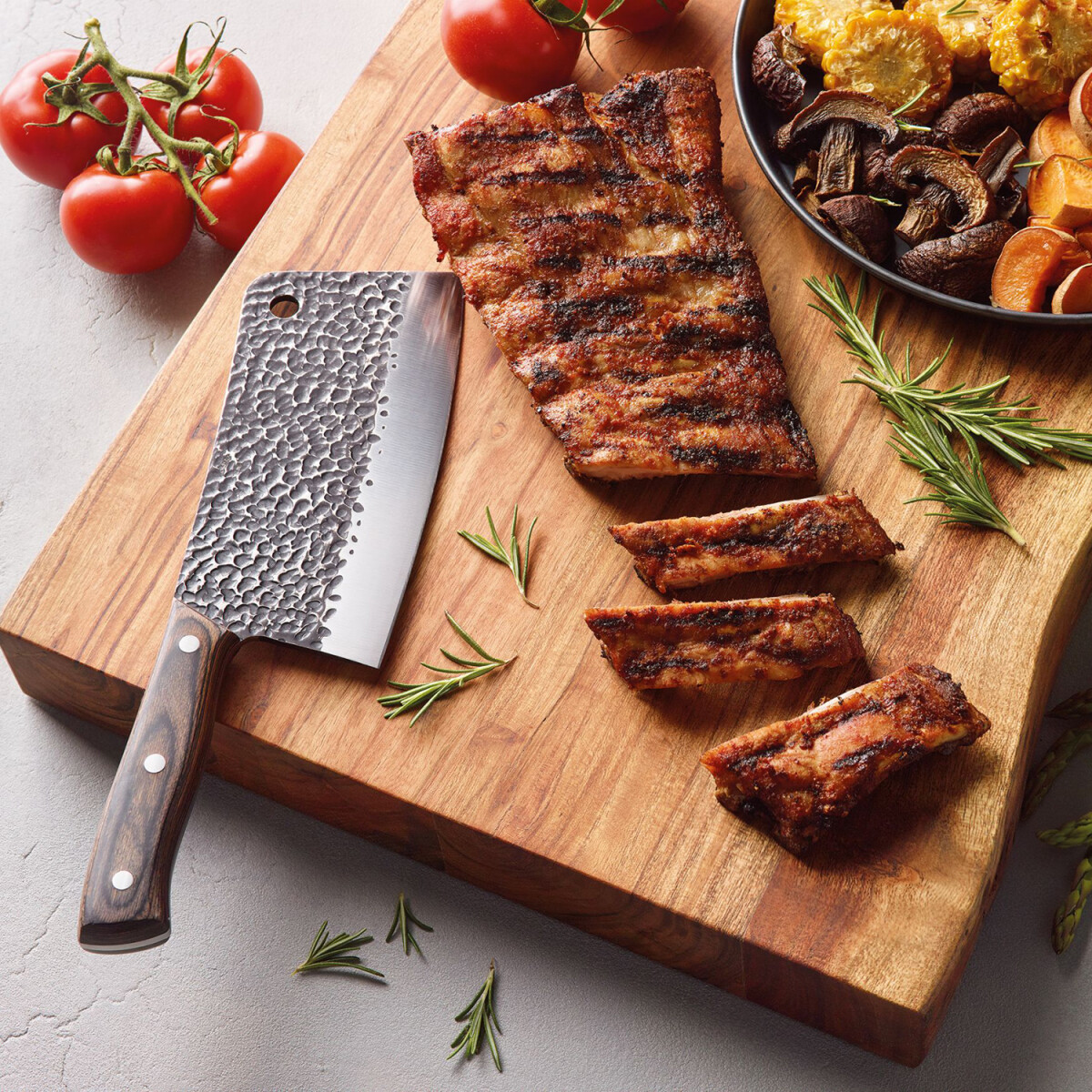 Hochwertiges Cleaver Kochmesser von Zassenhaus beim Grillen mit Fleisch und Gem&uuml;se in Abendstimmung