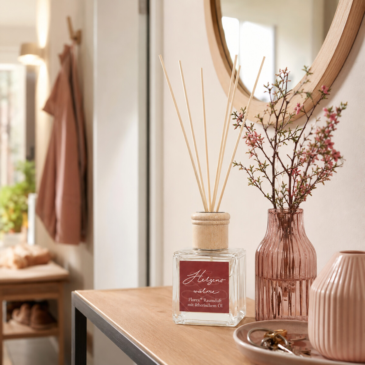 Zirbenduft Raumduft von Florex im modernen Badezimmer mit Kerzen und gefalteten Handt&uuml;chern