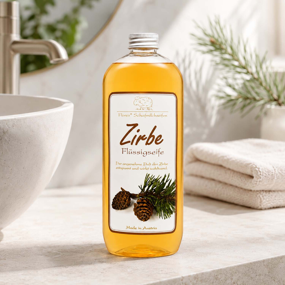 Nachhaltiges Nachf&uuml;llen der Florex Schafmilch Fl&uuml;ssigseife Eisenkraut auf hochwertiger Holzablage mit Naturdeko
