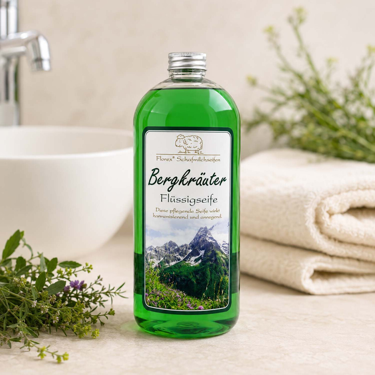 Nachhaltiges Nachf&uuml;llen der Florex Schafmilch Fl&uuml;ssigseife Eisenkraut auf hochwertiger Holzablage mit Naturdeko
