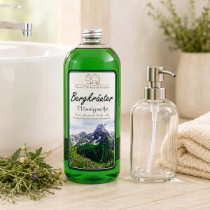 Florex Fl&uuml;ssigseife Eisenkraut wird in einen eleganten Glas-Seifenspender im modernen Badezimmer umgef&uuml;llt