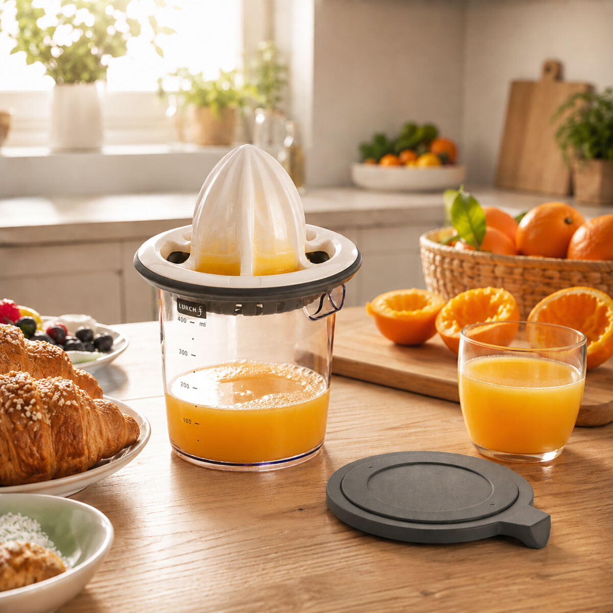 Frisch gepresster Orangensaft in der originalen LURCH Zitruspresse steingrau wei&szlig; auf modernem Fr&uuml;hst&uuml;ckstisch