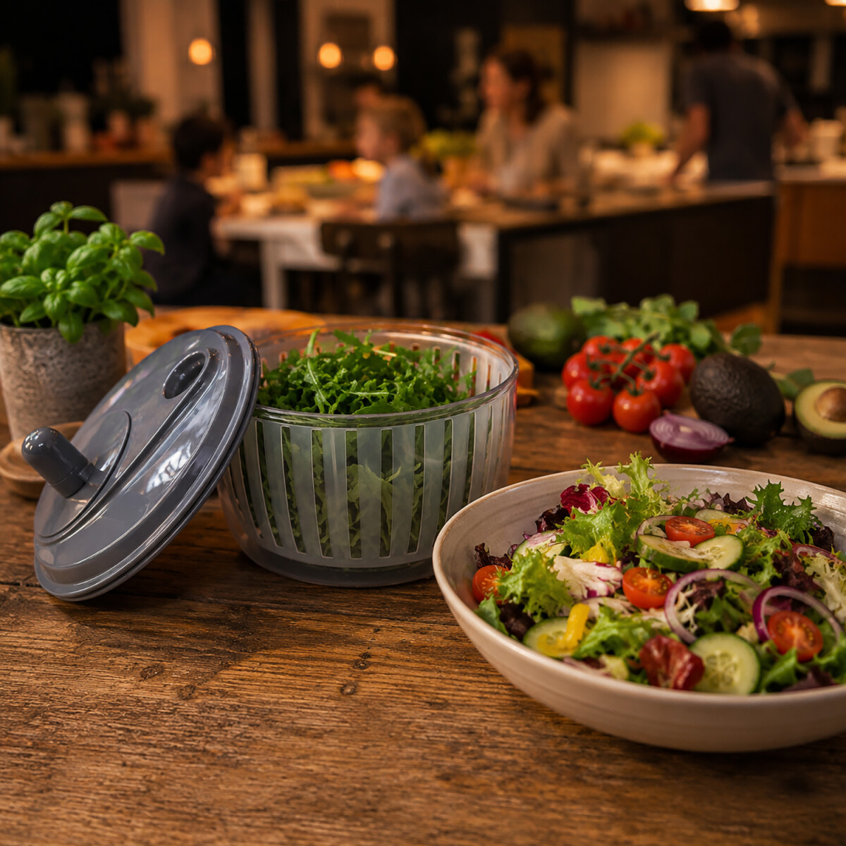 LURCH Salatschleuder mit frischem Blattsalat und Rucola beim Schleudern in heller K&uuml;che mit Gurken, Kr&auml;utern und Zitronen f&uuml;r nat&uuml;rliche Frische