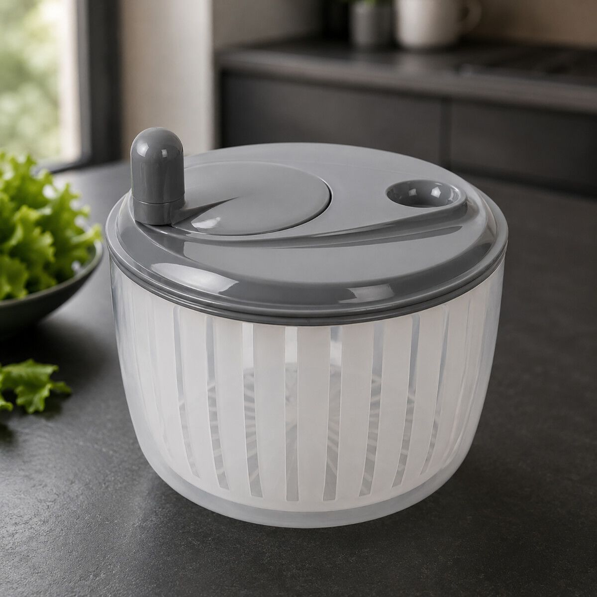 LURCH Salatschleuder mit Kurbel in steingrau auf dunkler Stein-Arbeitsplatte in moderner K&uuml;che mit nat&uuml;rlichem Tageslicht und minimalistischer Premium-Optik